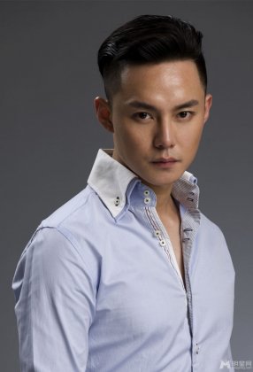 内地男演员尹正俊朗展雅痞气质