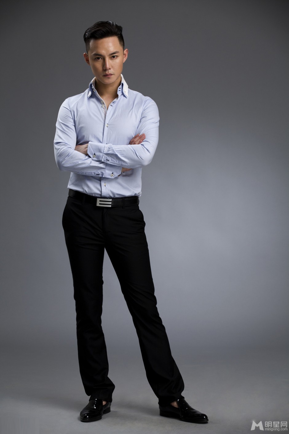 内地男演员尹正俊朗展雅痞气质