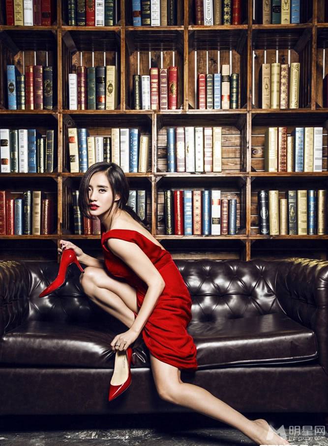 王智烈焰红唇化身性感女郎