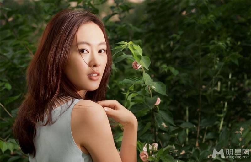 美女明星童瑶长裙尽显甜美可人