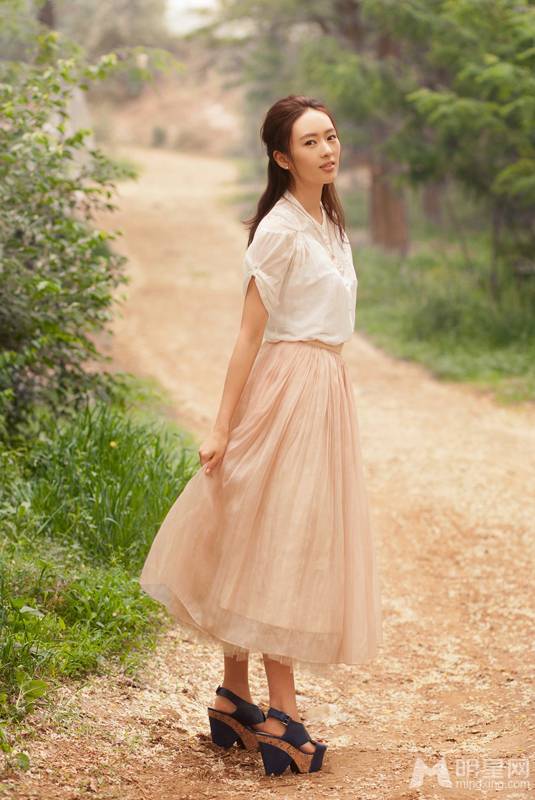 美女明星童瑶长裙尽显甜美可人