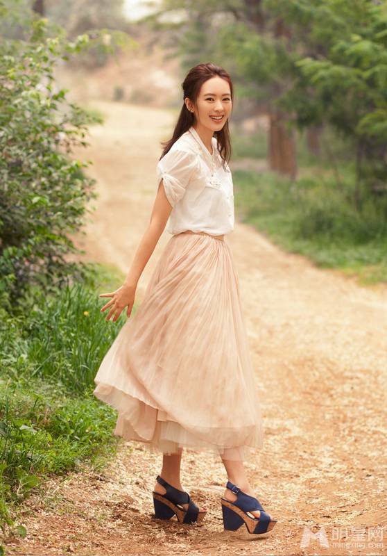 美女明星童瑶长裙尽显甜美可人