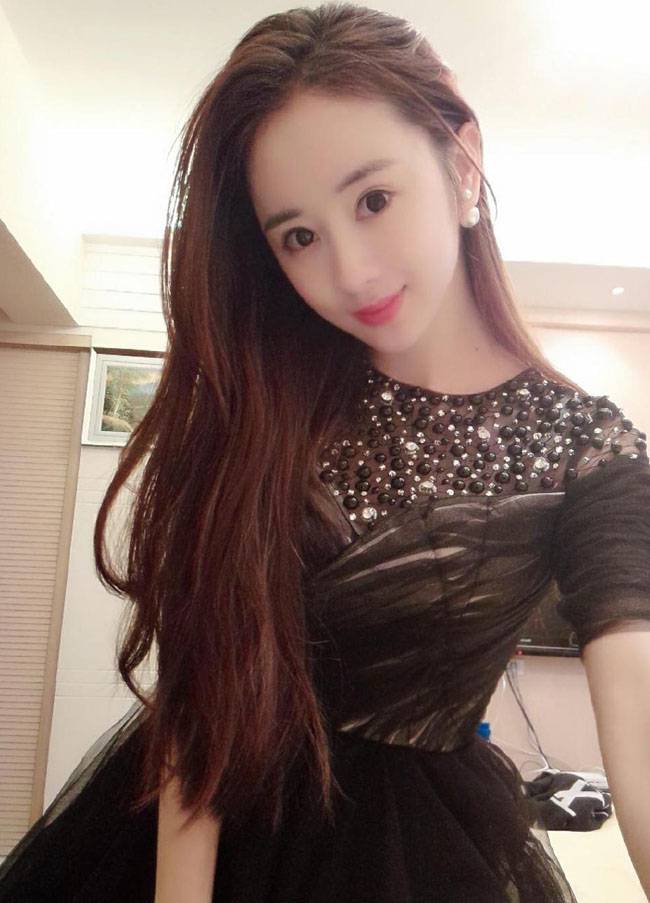 网络红人程琳礼服秀窈窕身材