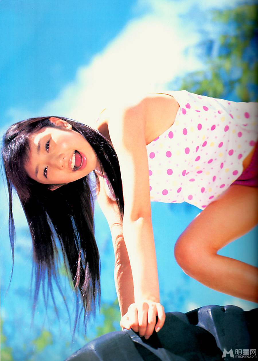 日本女明星小仓优子热裤尽显火辣写真