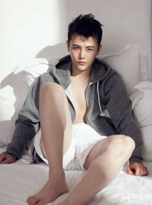 演员孙坚帅气逼人写真照