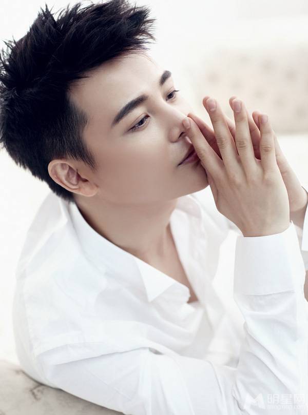 演员孙坚帅气逼人写真照