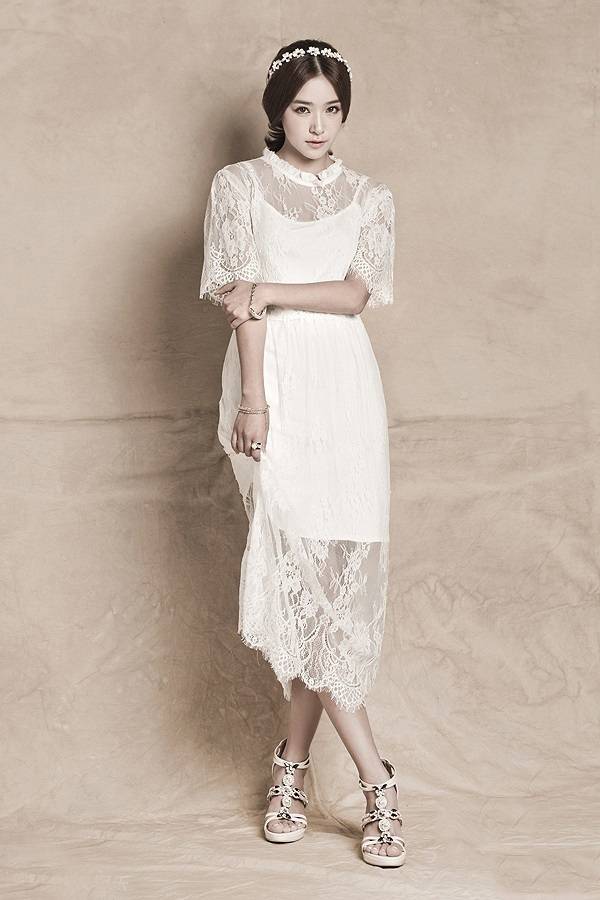 内地女演员阚清子白色蕾丝裙清纯可人