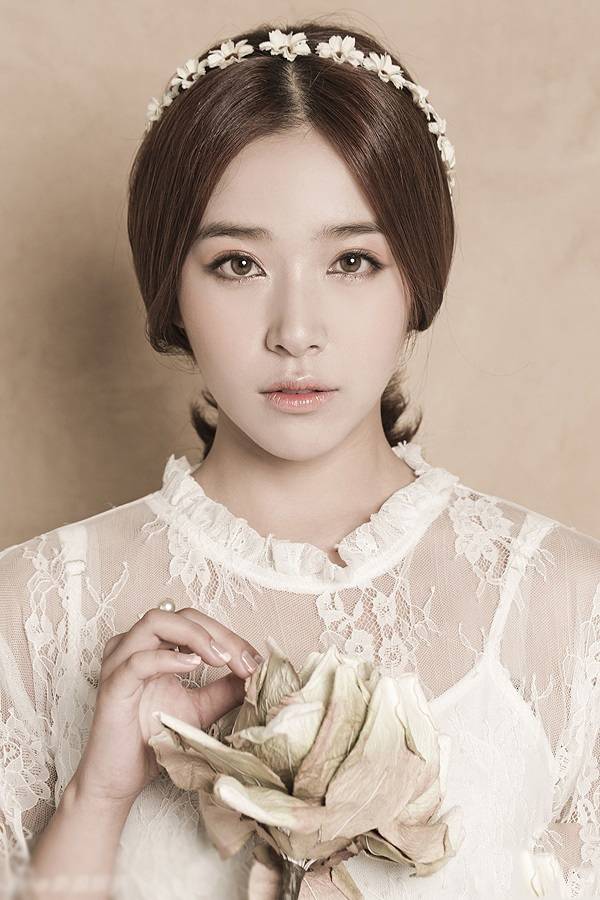 内地女演员阚清子白色蕾丝裙清纯可人