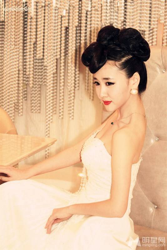 2011快乐女生金银玲唯美梦幻床上写真