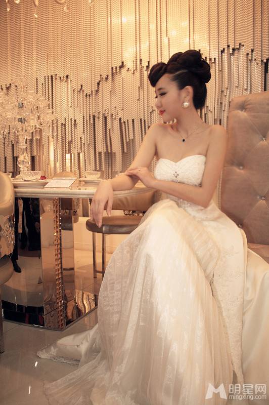 2011快乐女生金银玲唯美梦幻床上写真