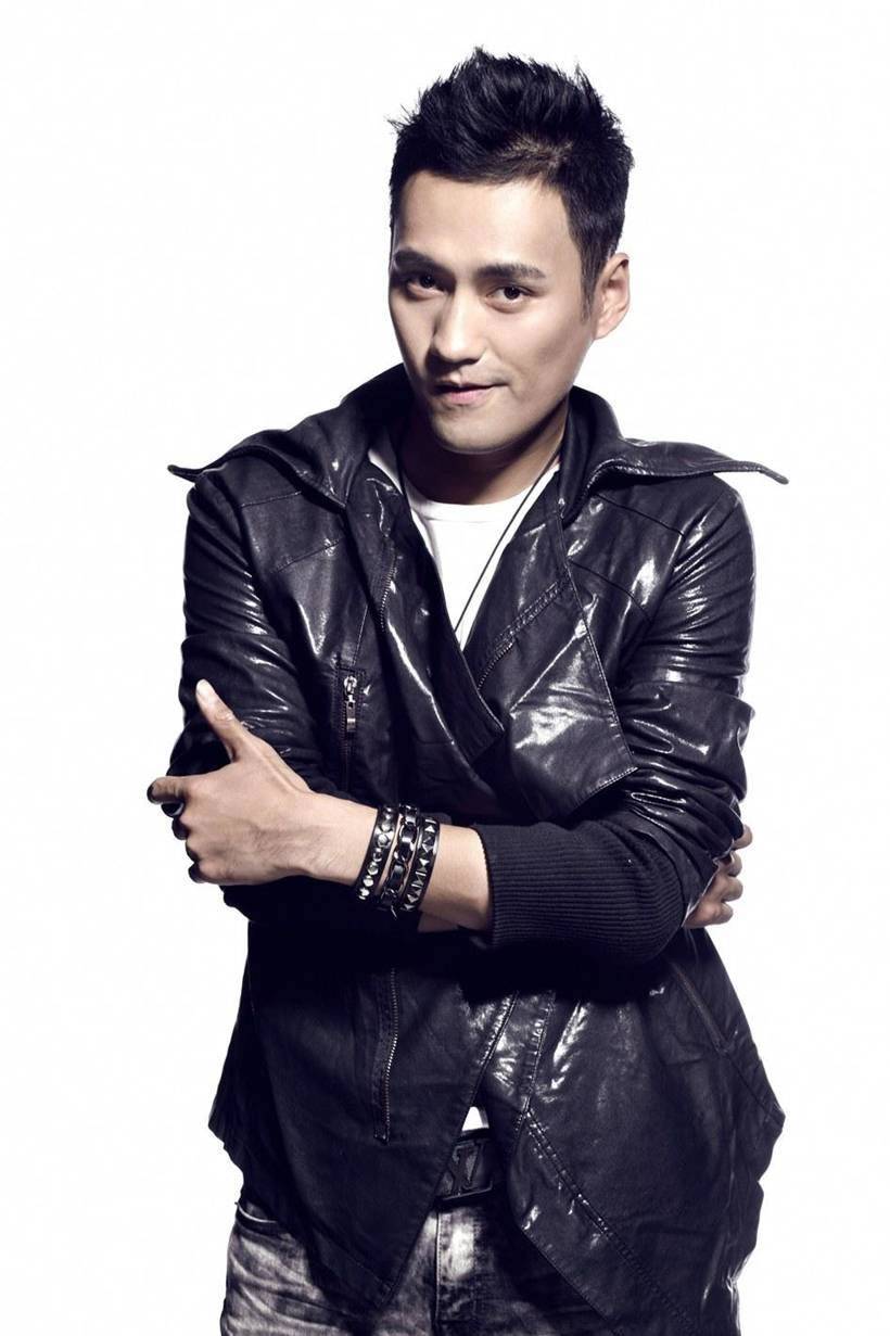 内地男演员袁弘挥洒阳光帅气写真