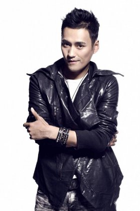 内地男演员袁弘挥洒阳光帅气写真