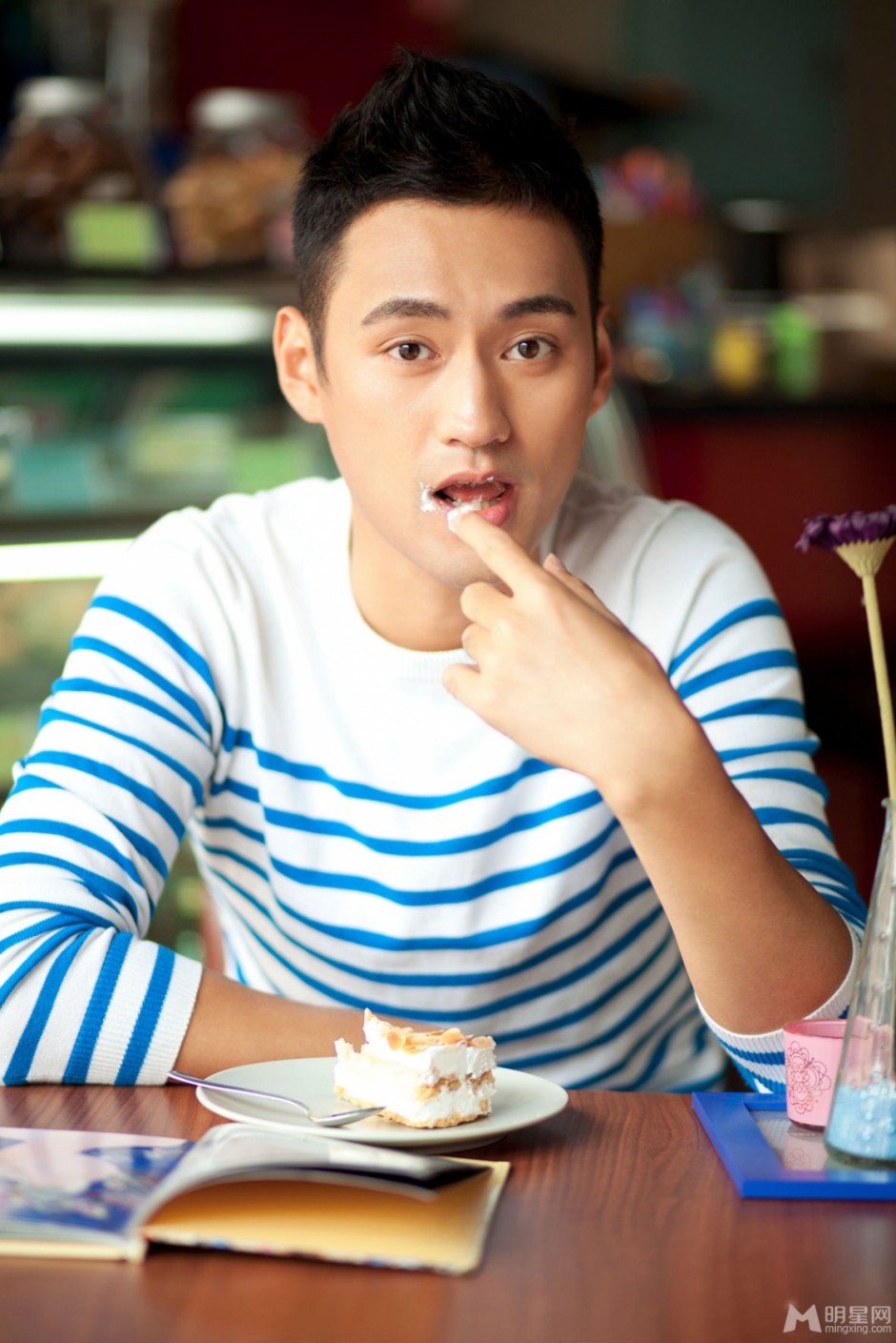 内地男演员袁弘挥洒阳光帅气写真