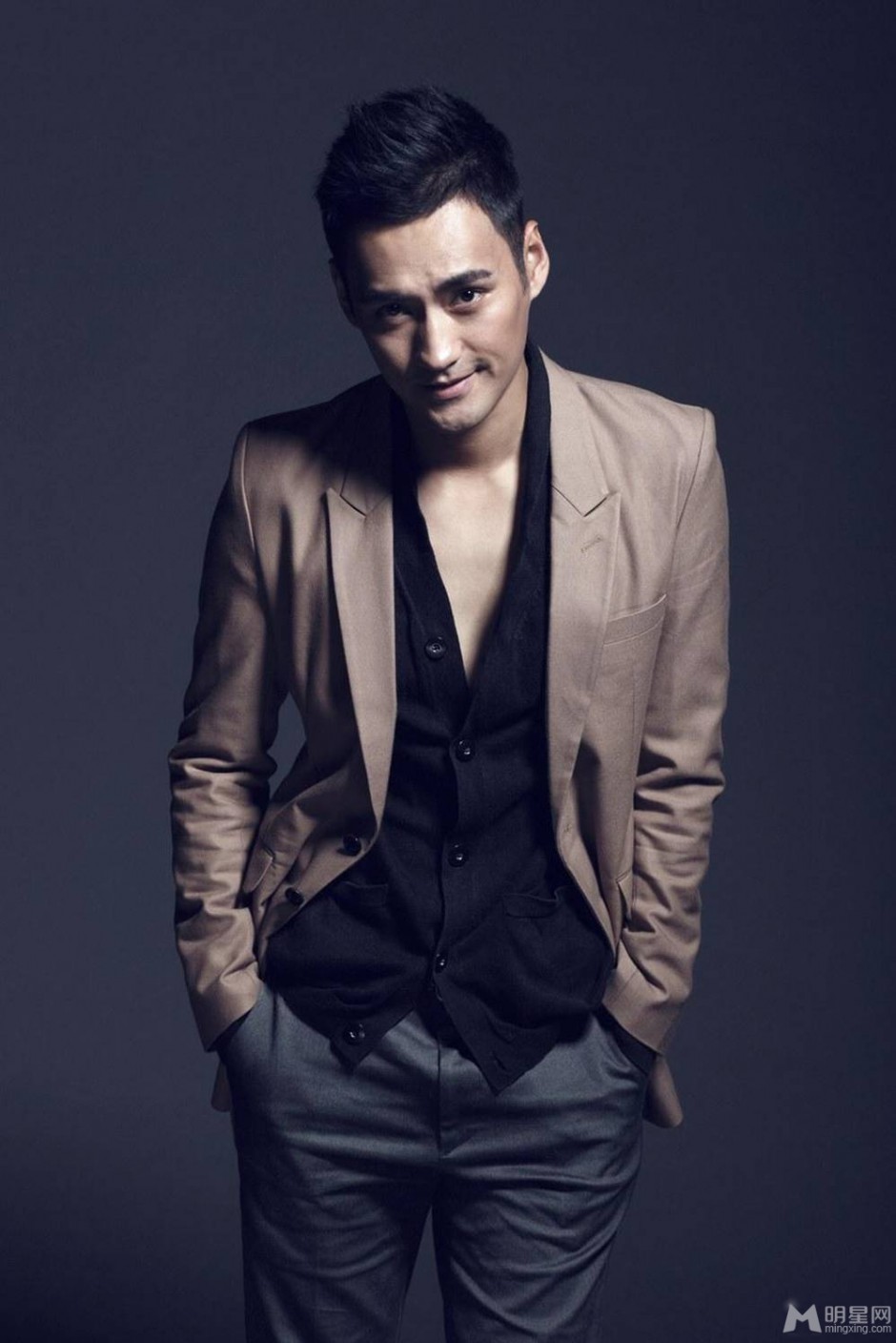 内地男演员袁弘挥洒阳光帅气写真