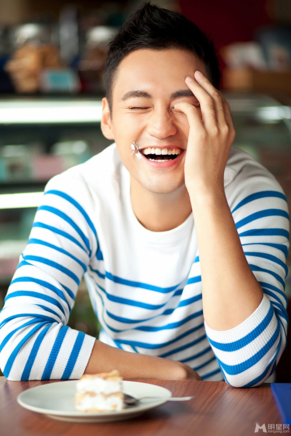 内地男演员袁弘挥洒阳光帅气写真