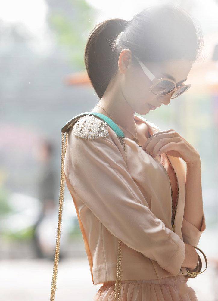 沈眉庄扮演者斓曦时尚街拍图片