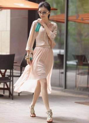 沈眉庄扮演者斓曦时尚街拍图片