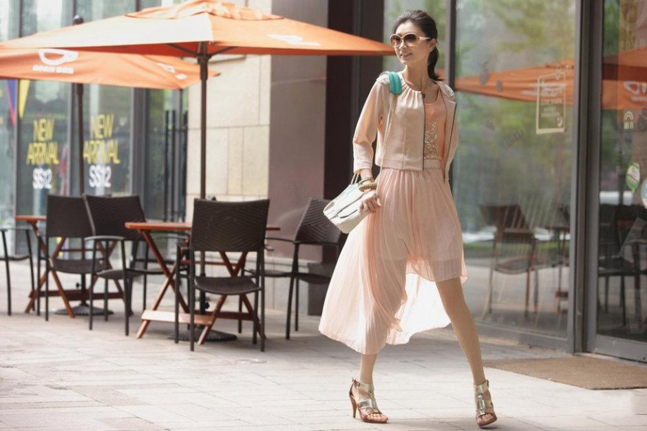 沈眉庄扮演者斓曦时尚街拍图片