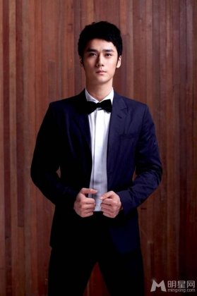 内地男演员蒋劲夫尽显时尚型男魅力