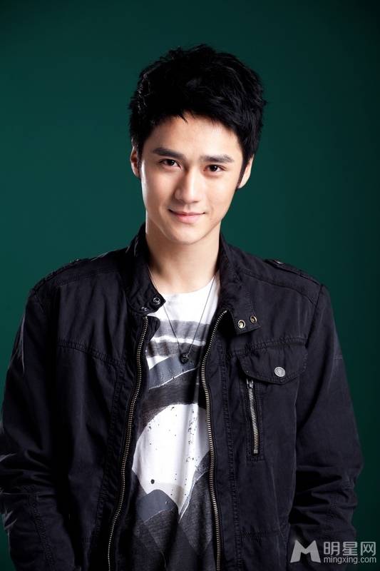 内地男演员蒋劲夫尽显时尚型男魅力