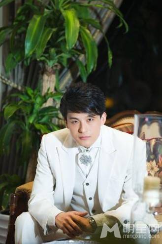 孙艺洲演绎魅力男人写真照