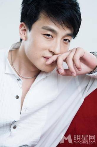 孙艺洲演绎魅力男人写真照