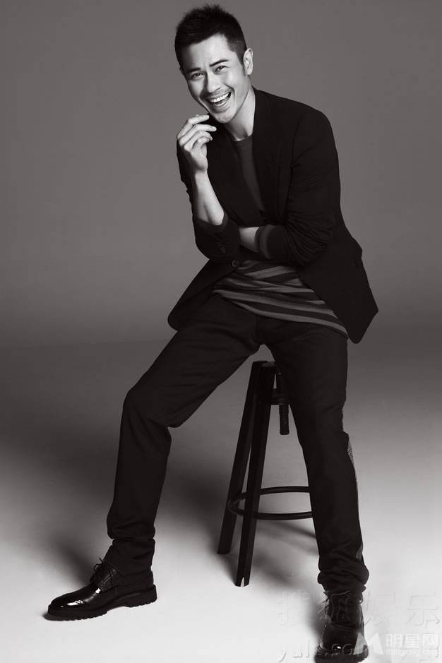 香港男明星郑嘉颖西装革履演绎帅气型男