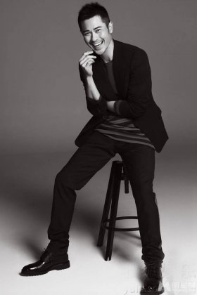 香港男明星郑嘉颖西装革履演绎帅气型男