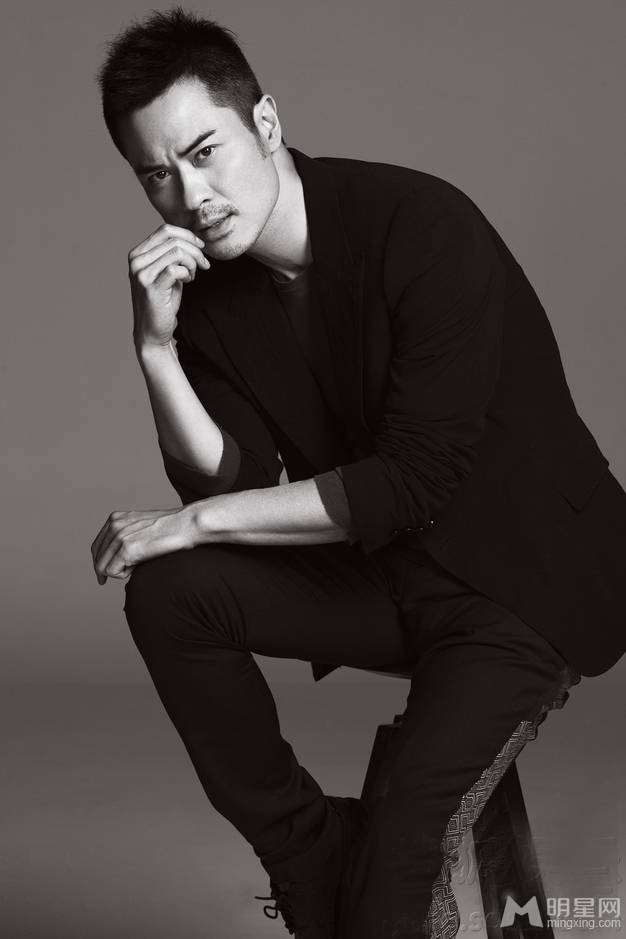 香港男明星郑嘉颖西装革履演绎帅气型男