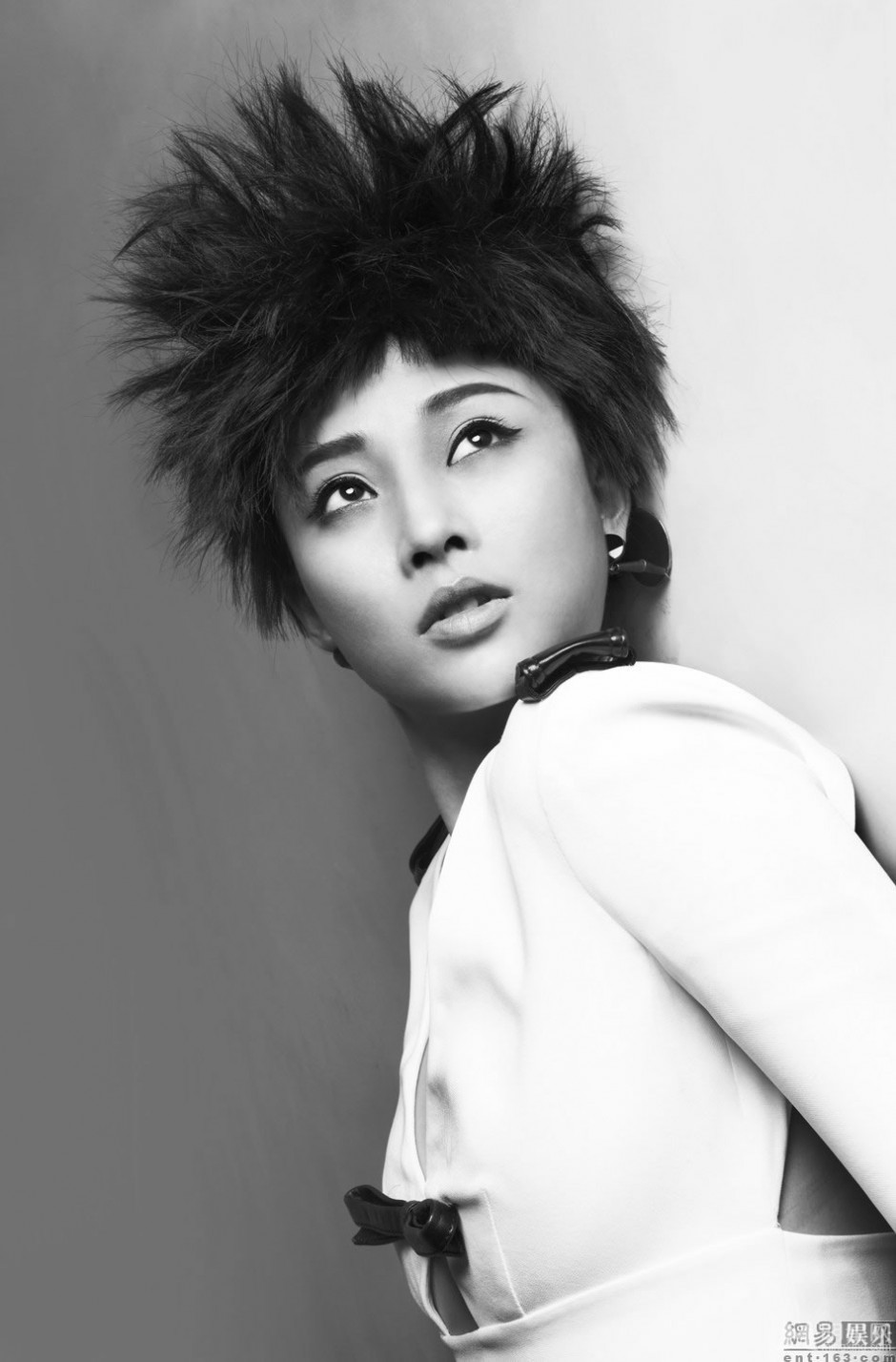 演员殷桃尽显帅气英伦范黑白写真