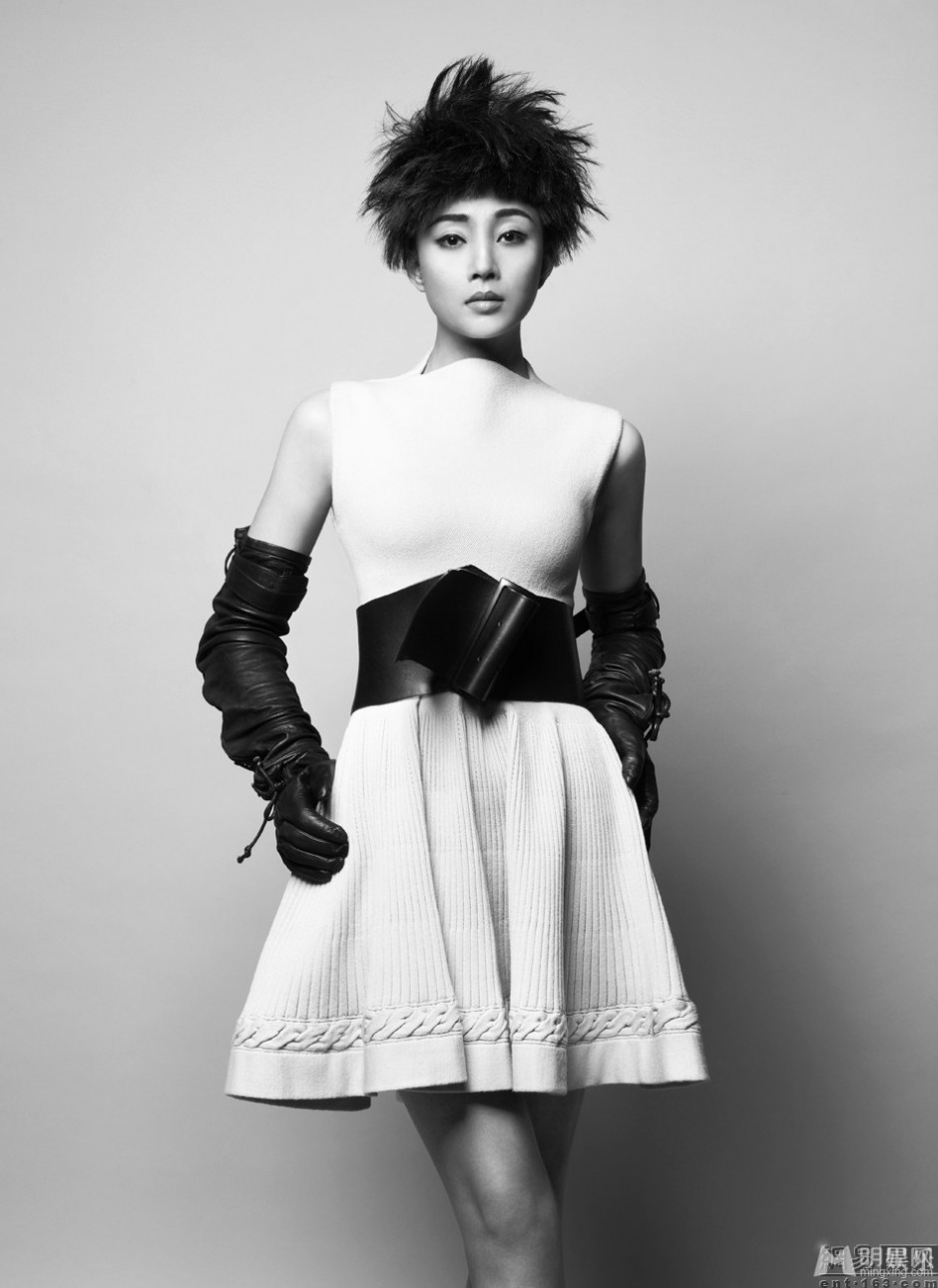 演员殷桃尽显帅气英伦范黑白写真