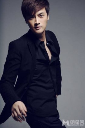 刘晓虎时尚装扮释放男人魅力