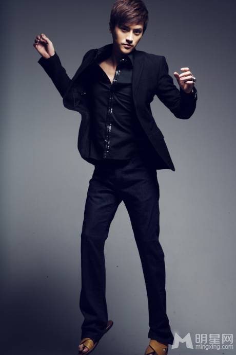 刘晓虎时尚装扮释放男人魅力