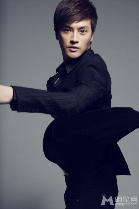 刘晓虎时尚装扮释放男人魅力