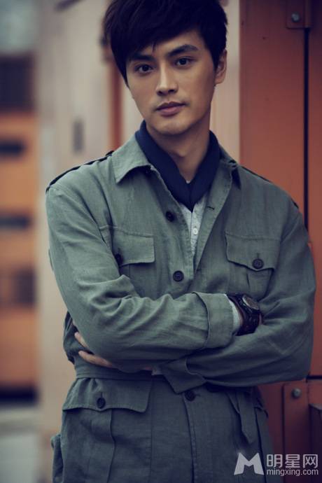 内地男演员刘晓虎秋冬季简约街拍