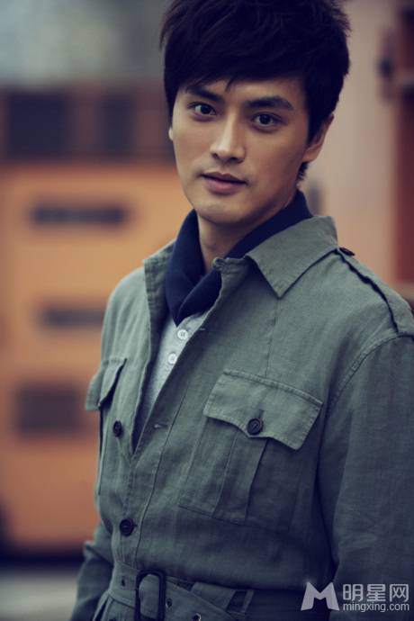 内地男演员刘晓虎秋冬季简约街拍