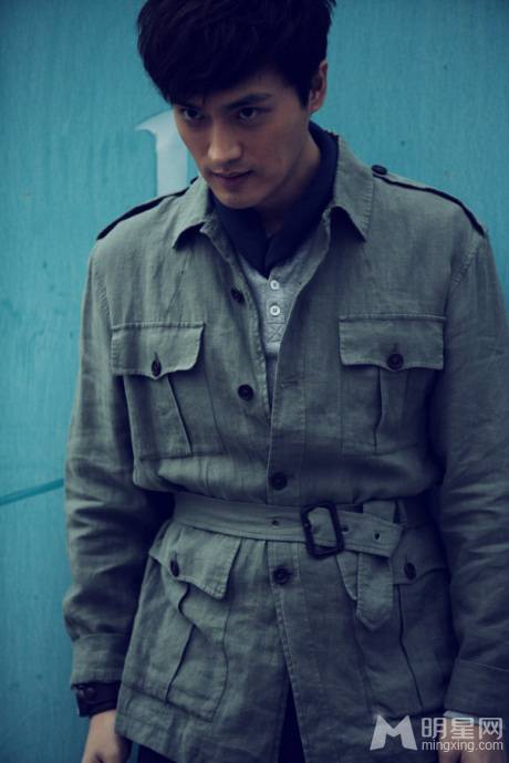 内地男演员刘晓虎秋冬季简约街拍