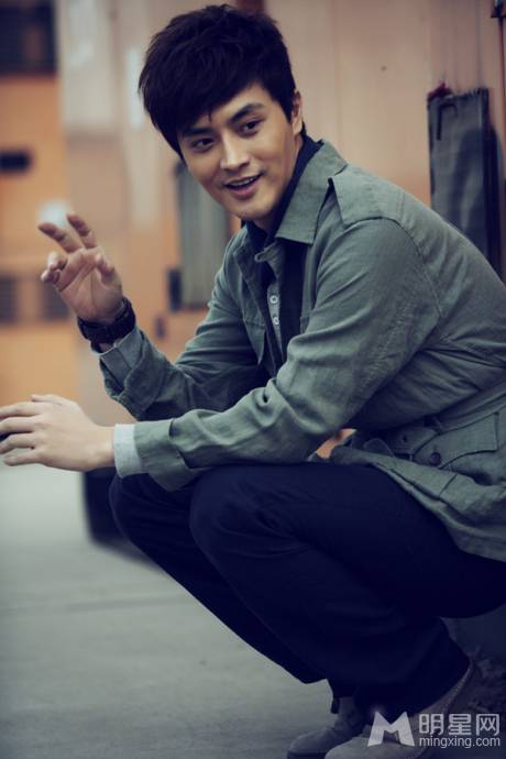 内地男演员刘晓虎秋冬季简约街拍