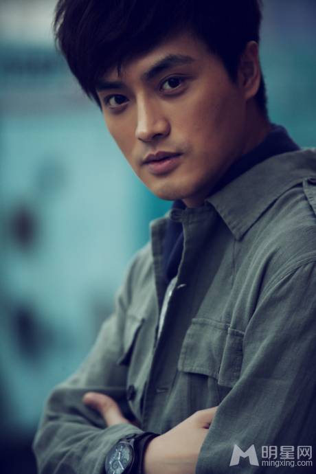 内地男演员刘晓虎秋冬季简约街拍