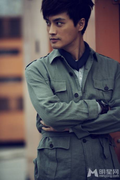 内地男演员刘晓虎秋冬季简约街拍