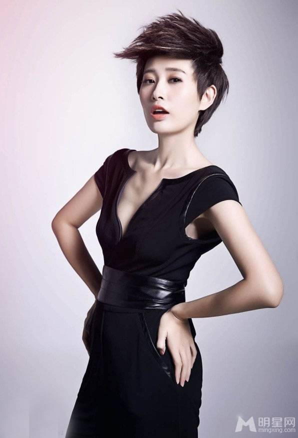 演员吕夏短发造型尽显时尚干练