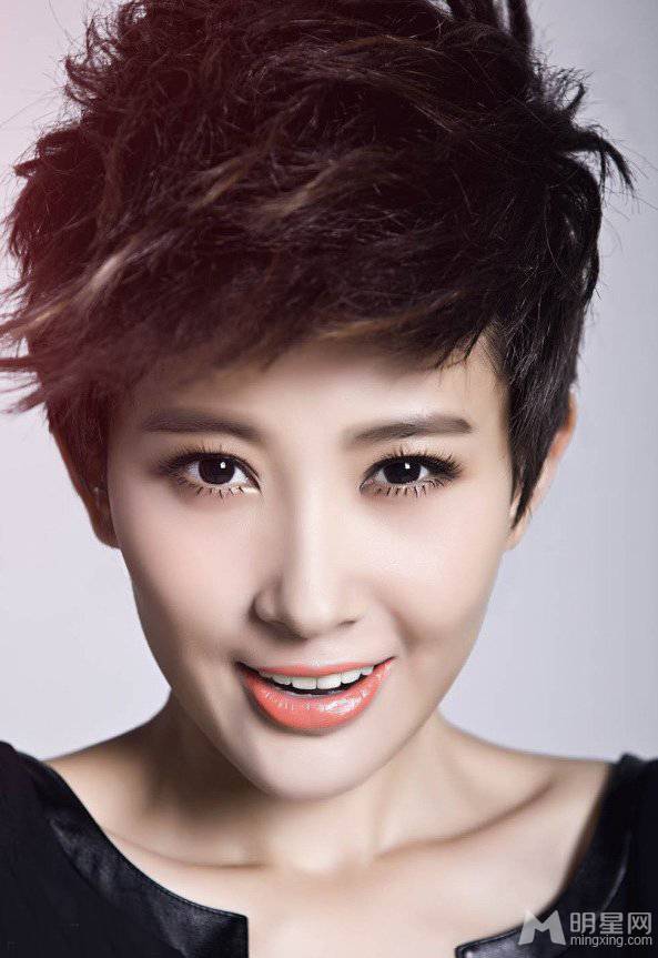 演员吕夏短发造型尽显时尚干练