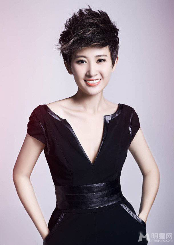 演员吕夏短发造型尽显时尚干练