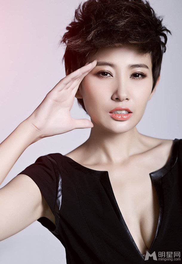 演员吕夏短发造型尽显时尚干练