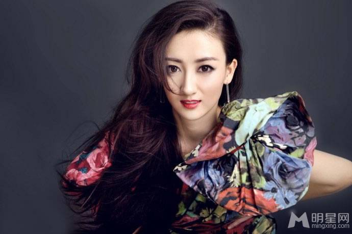 吴静一尽显性感妖娆时尚写真