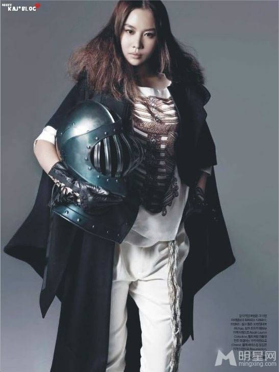 韩国女明星金雅中熟女范十足