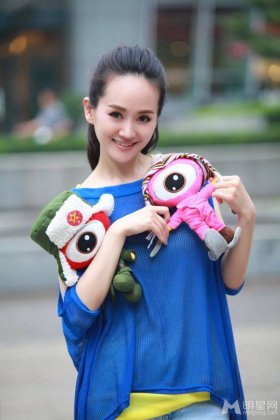 人气女演员张定涵夏日清凉装街拍