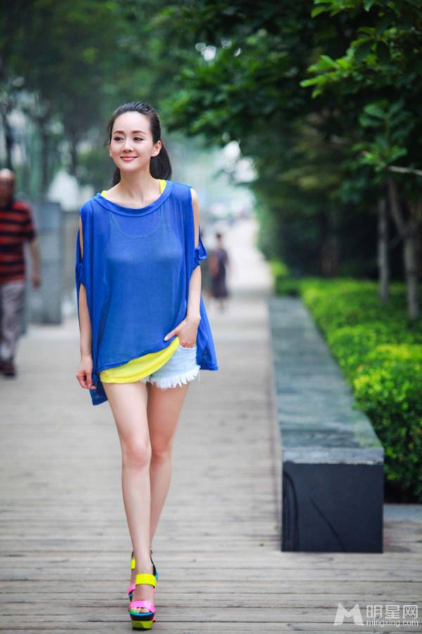 人气女演员张定涵夏日清凉装街拍