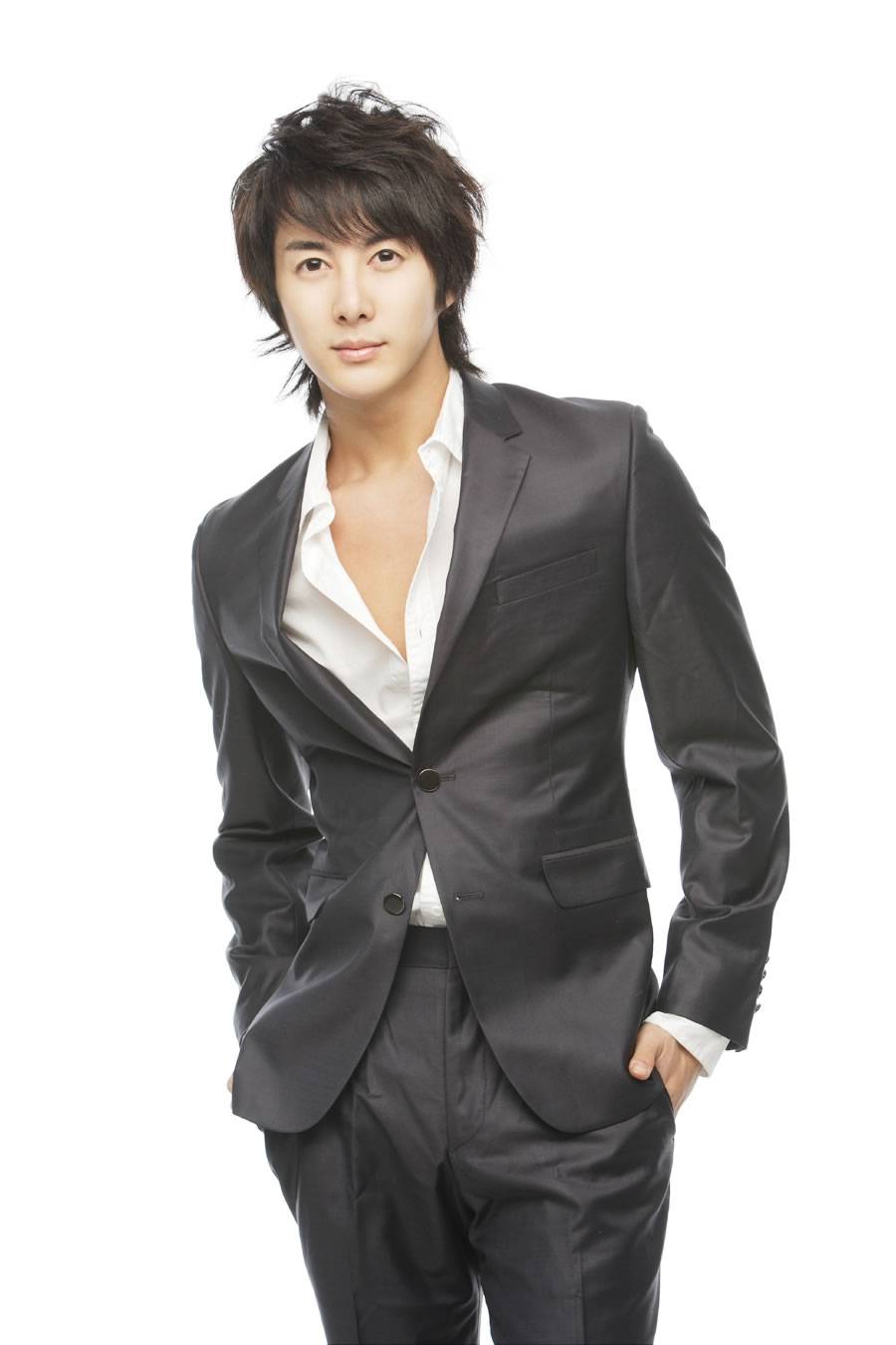 韩国男星金亨俊帅气逼人写真照