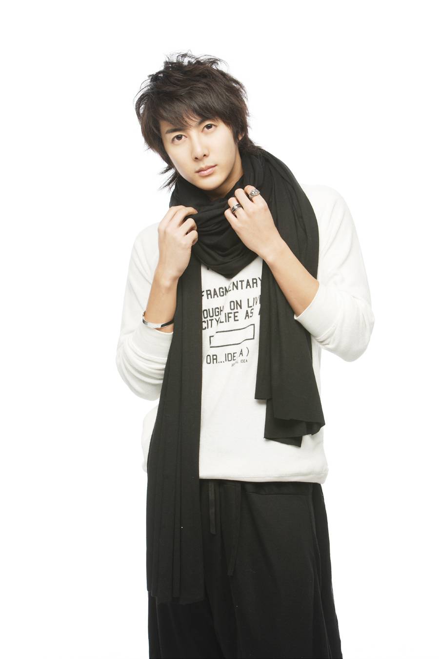 韩国男星金亨俊帅气逼人写真照